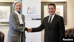 9일 터키 이스탄불에서 G20 경제정상회의가 개막한 가운데, 크리스틴 라가르드 국제통화기금(IMF) 총재(왼쪽)가 알리 바바칸 터키 부총리와 악수하고 있다. 