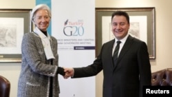 Turkish Deputy Prime Minister Ali Babacan (R) and International Monetary Fund (IMF) Managing Director Christine Lagarde shake hands before the G20 finance ministers and central bank governors meeting in Istanbul, Feb. 9, 2015. 