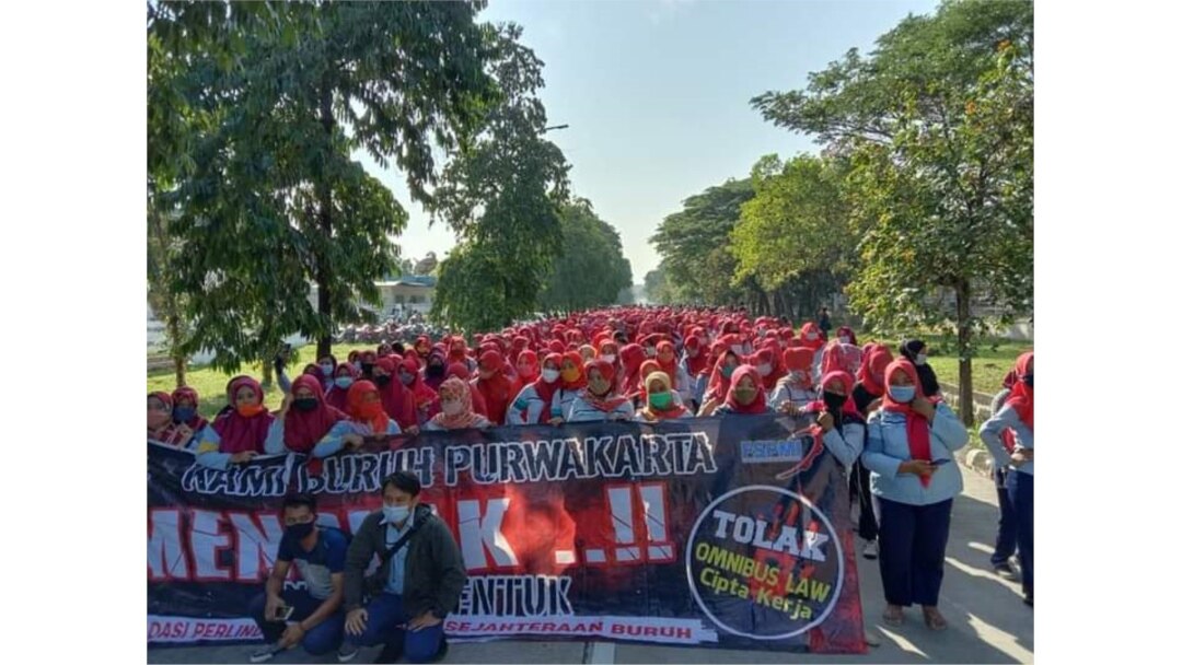 Buruh yang tergabung dalam KSPI melakukan aksi penolakan Undang-undang Cipta Kerja di Purwakarta, Jawa Barat pada Rabu (7/10/2020). (Foto: Courtesy/KSPI)