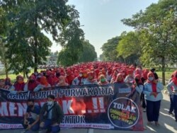 Buruh yang tergabung dalam KSPI melakukan aksi penolakan Undang-undang Cipta Kerja di Purwakarta, Jawa Barat pada Rabu (7/10/2020). (Foto: Courtesy/KSPI)