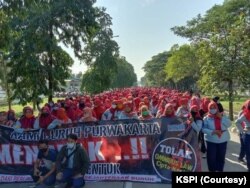 Buruh yang tergabung dalam KSPI melakukan aksi penolakan Undang-undang Cipta Kerja di Purwakarta, Jawa Barat pada Rabu (7/10/2020). (Foto: Courtesy/KSPI)