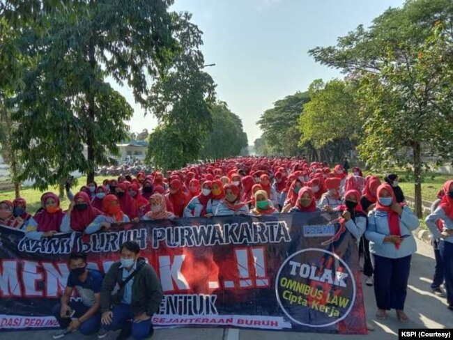 Buruh yang tergabung dalam KSPI melakukan aksi penolakan Undang-undang Cipta Kerja di Purwakarta, Jawa Barat pada Rabu (7/10/2020). (Foto: Courtesy/KSPI)
