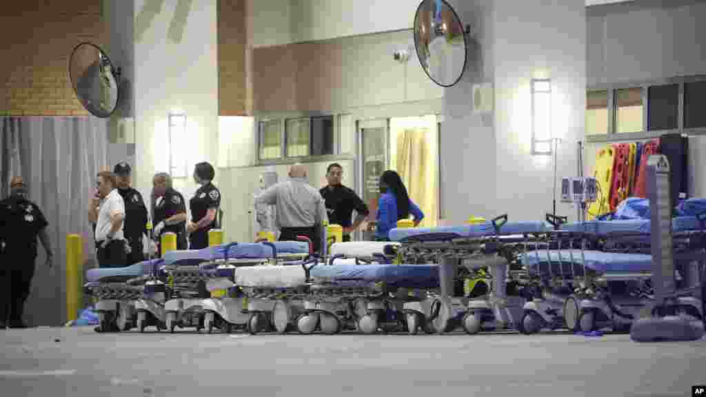 Les personnel du services d&#39;urgence à l&#39;hôpital Orlando Regional Medical Center se préparent à soigner les blessées, le 12 juin 2016.