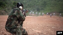 Un soldat des Forces armées centrafricaines (FACA) s'entraîne au camp Kassai, à Bangui, le 14 mars 2018.