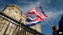 Sứ quán Mỹ tại Cuba. Mỹ đã tạm ngừng cấp visa tại sứ quán này và Cuba nói quyết định đó làm nhiều người Cuba điêu đứng.