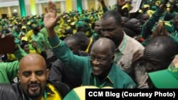 Dr. John Magufuli mgombea kiti cha rais wa CCM akingia ukumbi wa mkutano wa CCM