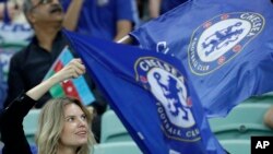 Des supporters de Chelsea brandissent le drapeau du club lors de la finale de l'Europa League contre Arsenal, Azerbaijan, le 29 mai 2019.