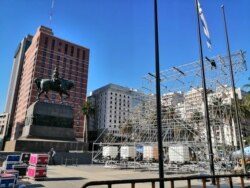 En la Plaza Independencia en Montevideo, se erige un escenario donde se realizará la ceremonia de toma de mando del presidente electo Luis Lacalle Pou el domingo, 1 de marzo de 2020.