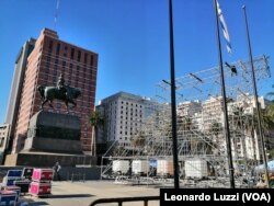 En la Plaza Independencia en Montevideo, se erige un escenario donde se realizará la ceremonia de toma de mando del presidente electo Luis Lacalle Pou el domingo, 1 de marzo de 2020.