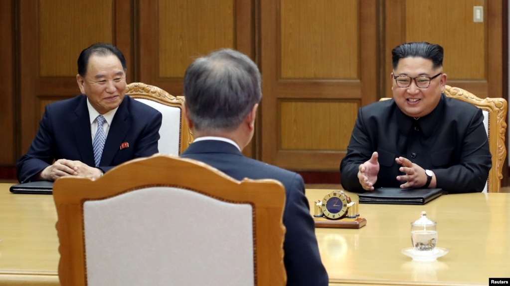 Ông Kim Yong Chol (trái) và lãnh tụ Bắc Hàn Kim Jong Un trong cuộc gặp với Tổng thống Hàn Quốc hôm 26/5.