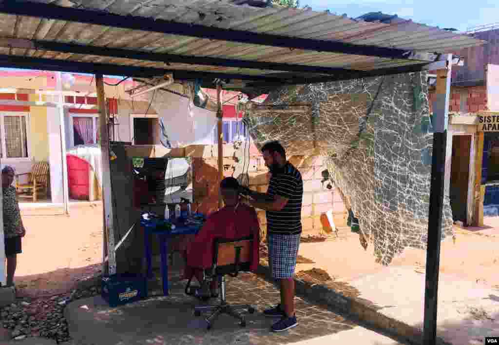 Los barberos de calle en Venezuela han tenido que reinventarse con la crisis económica que vive el país. Foto: Gustavo Ocando/VOA.
