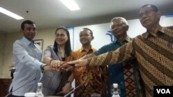 Kepala BKPM Bahlil Lahadalia (tengah) bersama para pengusaha nikel dan pengusaha smelter saat menggelar konferensi pers di kantor BKPM, Jakarta, Selasa (12/11). (Foto: VOA/Sasmito)