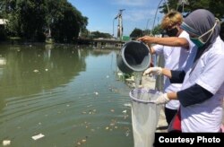 Pengambilan sample air sungai di Pegirian, Surabaya untuk mengetahui tingkat pencemaran (Foto: Ecoton)
