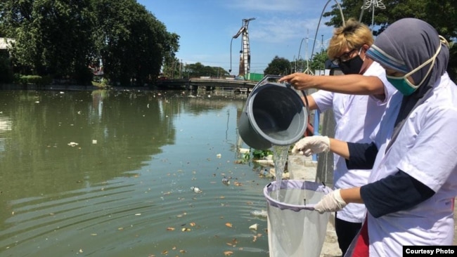 Pengambilan sample air sungai di Pegirian, Surabaya, untuk mengetahui tingkat pencemaran. (Foto: Courtesy of Ecoton)