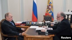 Владимир Путин и Владимир Чуров на встрече в резиденции Ново-Огарево, Подмосковье. 15 октября 2012 года