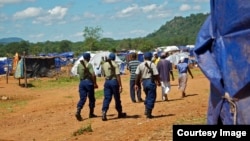 Zimbabwean police on patrol at the Chingwizi transit camp for over 20,000 people displaced as a result of the flooded Tokwe-Mukorsi Dam. (File Photo: Human Rights Watch)