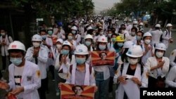 စစ်အာဏာသိမ်းမှုကို ဆန့်ကျင်ဆန္ဒပြနေတဲ့ ဆရာဝန်များ 