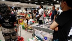 မလေးရှားနိုင်ငံ စူပါမားကတ်တခုတွင် ဈေးဝယ်နေတဲ့ လူတချို့