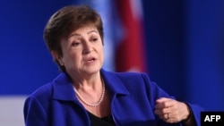 La jefa del FMI, Kristalina Georgieva, participa de un panel de discusión durante la Cumbre del Clima COP26, el 3 de noviembre de 2021 en Glasgow.