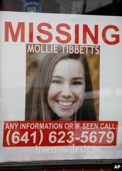 Un cartel de la estudiante desaparecida de la Universidad de Iowa, Mollie Tibbetts, cuelga en la ventana de un negocio local, el martes, 21 de agosto de 2018, en Brooklyn, Iowa. Tibbetts fue reportada como desaparecida de su ciudad natal en la ciudad de Brooklyn, en el este de Iowa, en julio de 2018. (AP).