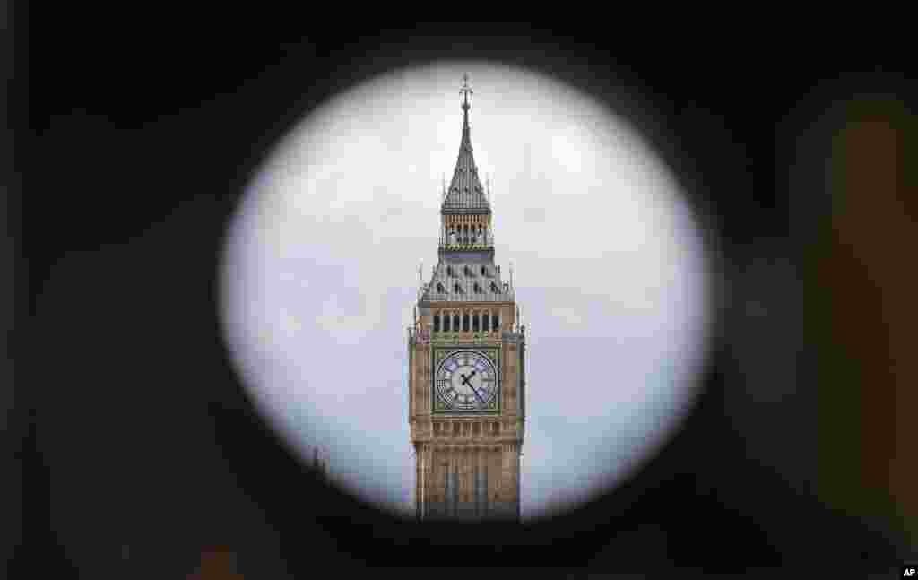 ساعت بیگ بن لندن که به برج الیزابت تغییر نام داده و در ضلع شمال شرقی ساختمان پارلمان بریتانیا واقع شده است.