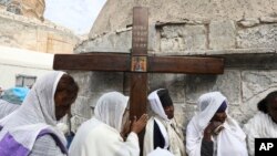 Des pèlerins chrétiens éthiopiens assistent à la procession du Vendredi Saint à Jérusalem le 14 avril 2017. (AP / Dan Balilty)