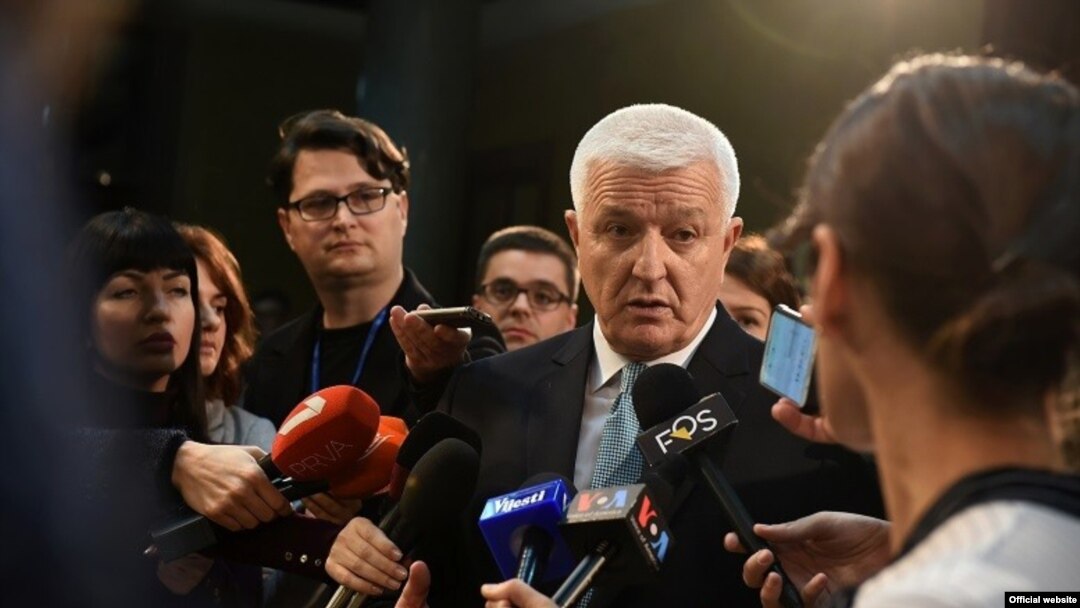 Crnogorski premijer Duško Marković obraća se novinarima posle premijerskog sata u Skupštini Crne Gore 2018. (gov.me)