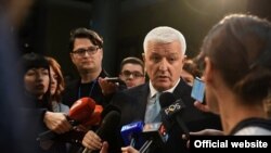 Crnogorski premijer Duško Marković obraća se novinarima posle premijerskog sata u Skupštini Crne Gore 2018. (gov.me)