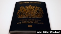 Paspor Inggris terlihat dalam foto ilustrasi yang diambil pada 11 Desember 2020. (Foto: REUTERS/John Sibley)