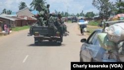 Des soldats congolais de l’opération Sokola1 patrouillent dans les rues de Beni 