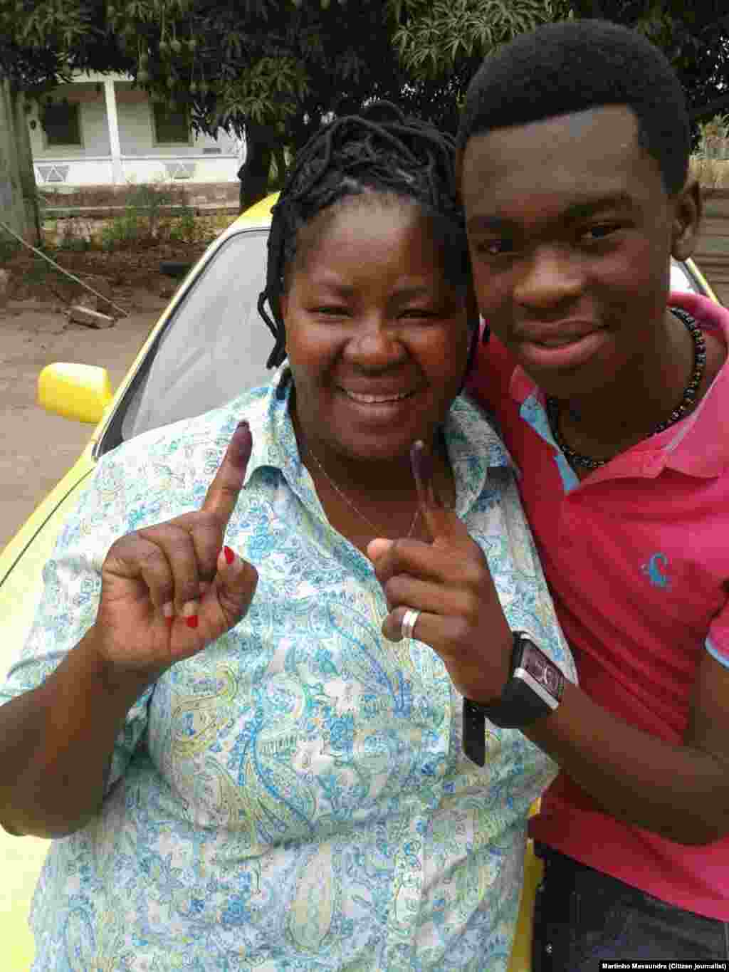Quem votou exibe o dedo com tinta indelével. Marta levou o filho que votou pela primeira vez. Matola. Moçambique. 15 Out, 2014. Foto enviada por Martinho Massundra