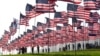 Ljudi pomažu pri isticanju zastava SAD pred obeležavanje 20. godišnjice napada 11. septembra, na Univerzitetu Peperdajn u Malibuu, u Kaliforniji, 8. septembra 2021. (Foto: AFP)