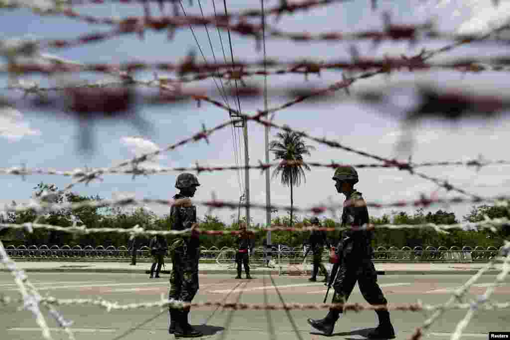 Binh sĩ Thái Lan canh gác tại chốt kiểm soát gần doanh trại của phe Áo Ðỏ ở ngoại ô Bangkok, ngày 20/5/2014.