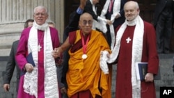 达赖喇嘛获得邓普顿奖后与伦敦主教沙特尔(右)和圣保罗大教堂法政牧师高葛携手离开大教堂(5月14日)。