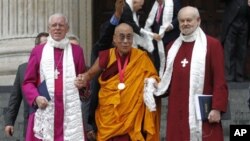 达赖喇嘛获得邓普顿奖后与伦敦主教沙特尔(右)和圣保罗大教堂法政牧师高葛携手离开大教堂(5月14日)。