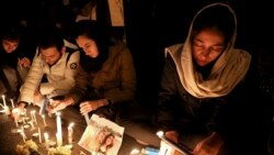 Iraníes participan en una vigila por las víctimas del derribo de un avión de pasajeros ucraniano, Irán, el sábado 11 de enero de 2020. La vigilia se llevó a cabo en la entrada de la Universidad Amri Kabir en Teherán (AP Foto/Ebrahim Noroozi)