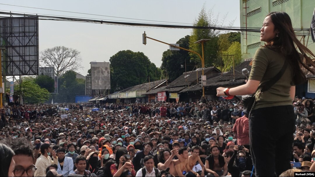 Debora, salah satu orator dalam aksi di Yogyakarta, Senin, 23 September 2019. (Foto:VOA./Nurhadi)