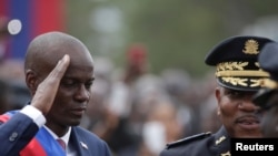 Prezidan aysiyen an, Jovenel Moïse, agoch, ak Direktè Polis Nasyonal La, Michel-Ange Gédéon, adwat pandan inogirasyon Jovenel Moïse kòm prezidan peyi a. Foto: REUTERS/Andres Martinez Casares - 7 fevriye 2017, Pòtoprens, Ayiti. 