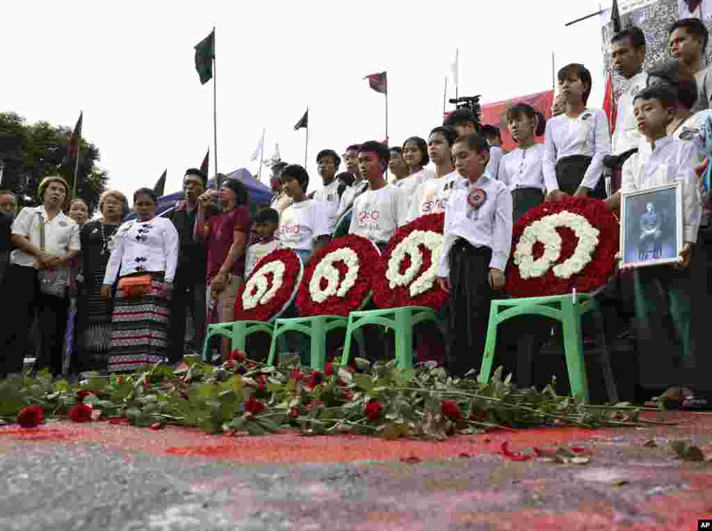 در سی و یکمین سالگرد قیام در میانمار، این دانش آموزان با نماد ۸۸۸۸ حضور یافته اند. این به نشانه روز هشتم، ماه هشتم سال ۱۹۸۸ است.&nbsp;