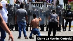 Los estudiantes en Táchira continuaron la protesta tras conocer la muerte del joven liceista de 14 años.