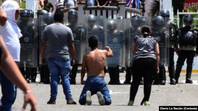 Los estudiantes en Táchira continuaron la protesta tras conocer la muerte del joven liceista de 14 años.