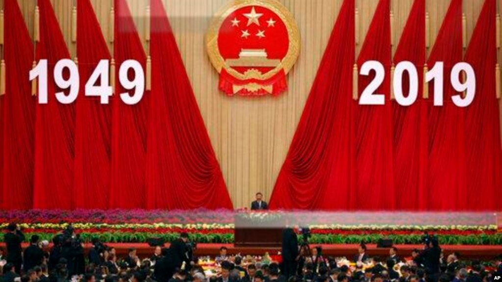 中国国家主席习近平在2019年9月30日星期一在北京人民大会堂举行的建国七十周年晚宴上致辞。(photo:VOA)