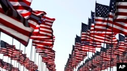 В Каліфорнії щорічно вивішують прапори в День патріотів