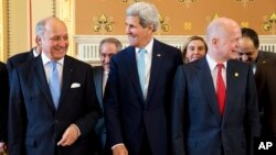 Francuski ministar inostranih poslova Loren Fabijis, američki državni sekretar Džon Keri i britanski šef diplomatije Vilijam Hejg tokom sastanka u Londonu