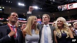 Putra-putri Donald Trump, dari kiri, Donald Trump Jr., Ivanka Trump, Eric Trump dan Tiffany Trump merayakan nominasi ayah mereka di Konvensi Nasional Partai Republik di Cleveland (19/7).