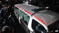 11일밤, 카마루자만의 사형이 집행된 뒤, 그의 시신을 실은 응급차가 수도 다카의 중앙교도소를 떠나고 있다.