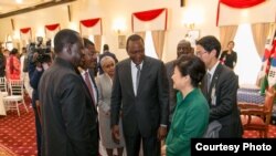 Rais Uhuru Kenyatta wa Kenya, siku ya Jumanne alikutana na kiongozi wa muungano wa Kisiasa wa CORD, Raila Odinga, katika Ikulu ya Nairobi.
Wawili hao walikutana alasiri wakati wa chakula cha mchana kwa heshima ya rais Park Guen-Hye wa Korea Kusini ambaye yuko ziarani nchini Kenya.