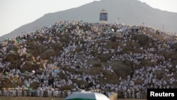Muslim pilgrims gather on Mount Mercy on the plains of Arafat during the annual haj pilgrimage, outside the holy city of Mecca, Saudi Arabia August 20, 2018.