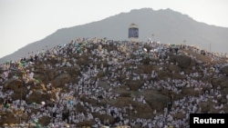 Muslim pilgrims gather on Mount Mercy on the plains of Arafat during the annual haj pilgrimage, outside the holy city of Mecca, Saudi Arabia August 20, 2018.