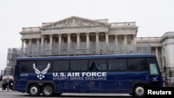 一辆准备把众议院议长佩洛西和其他国会代表团成员送往机场的美国空军大巴等候在国会大厦外。(2019年1月17日)
